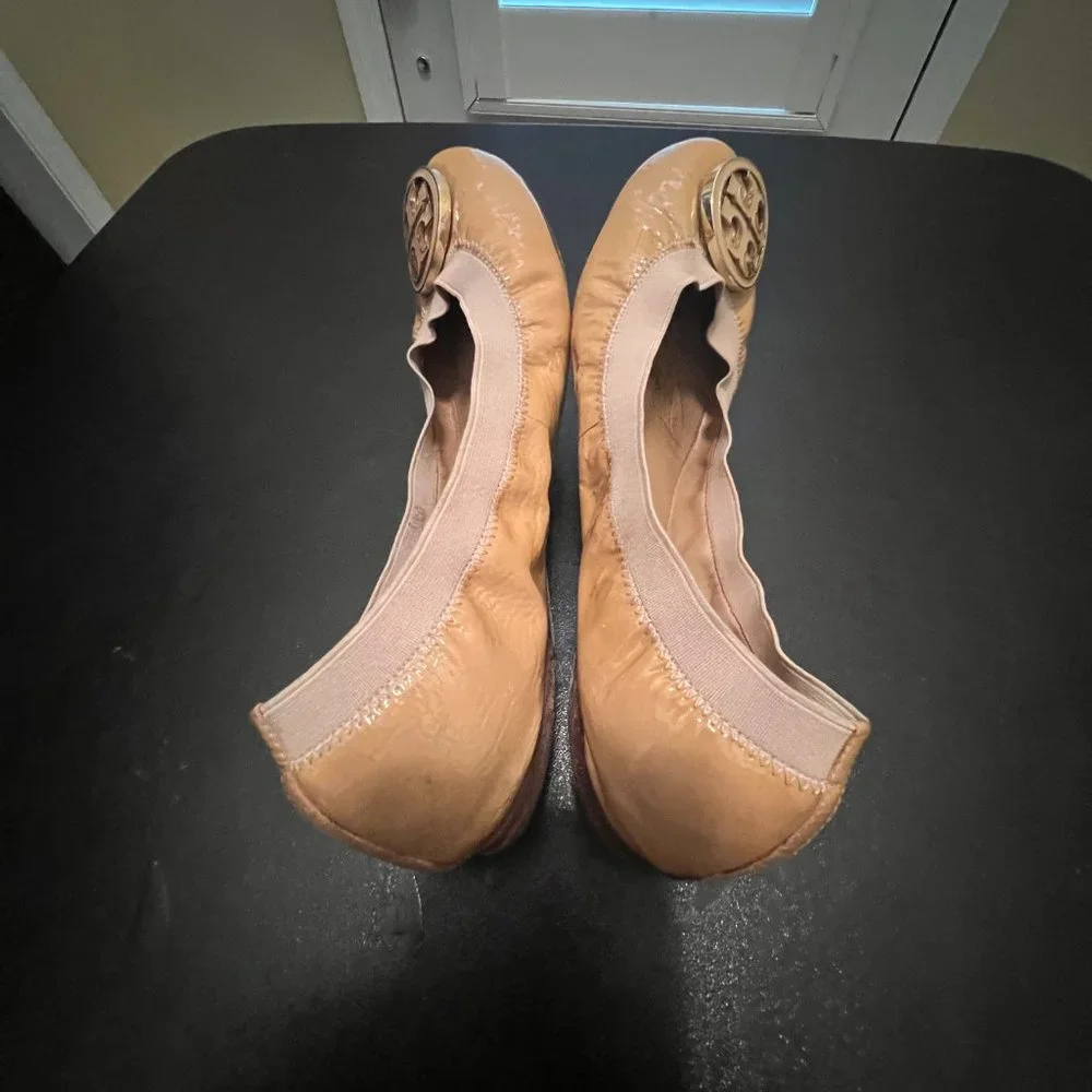 Tory Burch size 8.5 carolina ballerina flat shoes patent round toe stretch tan